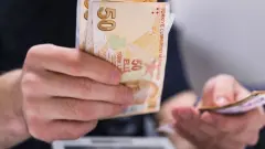 Kıt Kanaat Geçinen Emekliye: Yeni Destek Ödemesiyle Su Faturası Market ve Kira Parası Hesaplara Yatıyor!